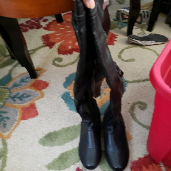 Tall boots - Picture 3 of 3